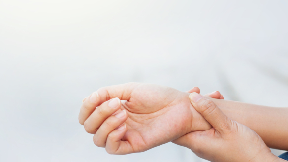 De Quervains syndrom (senskideinflammation): symtom, orsak & behandling